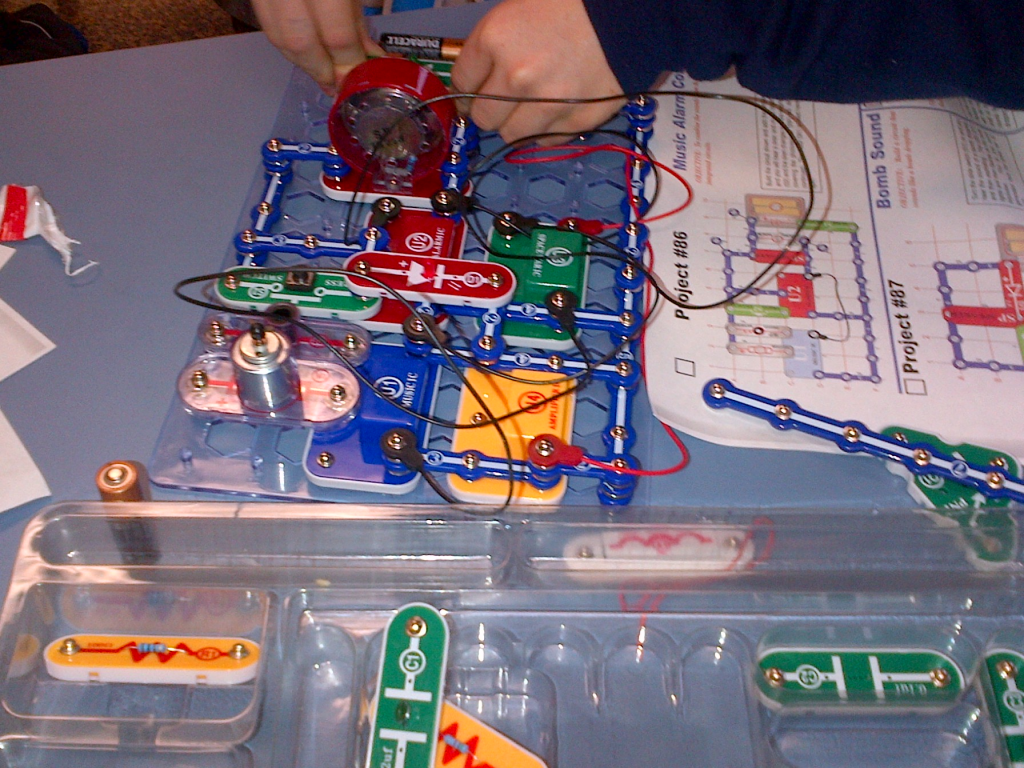 Kids learn the basic of electrical circuit and electronics